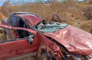 Carro capota e deixa idoso morto após perder o controle em Monte Alegre do Piauí (Foto: Divulgação/PRF)