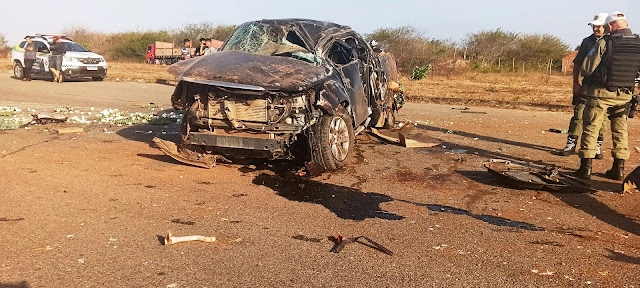 Carro ficou parcialmente destruído