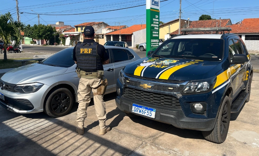 Carro roubado apreendido durante fiscalização da PRF