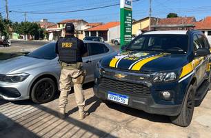 Carro roubado apreendido durante fiscalização da PRF (Foto: Divulgação/PRF)