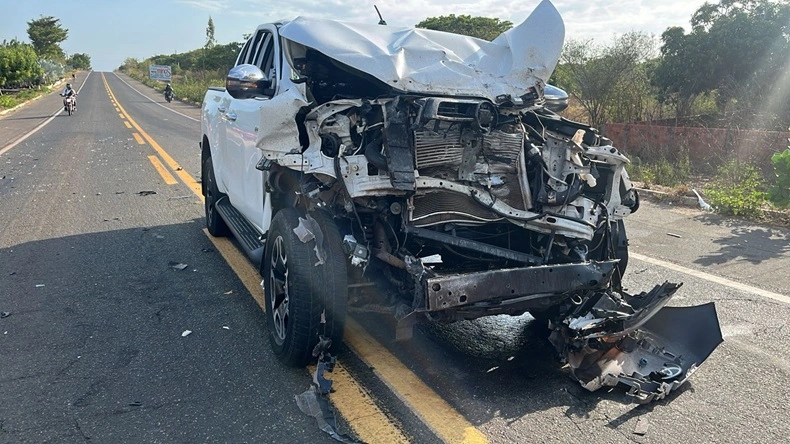 Colisão entre duas caminhonetes deixa três pessoas feridas na BR-343, em Parnaíba