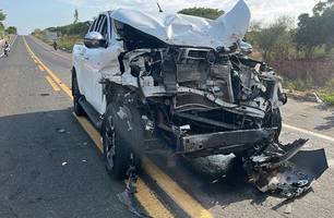 Colisão entre duas caminhonetes deixa três pessoas feridas na BR-343, em Parnaíba (Foto: Divulgação/PRF)