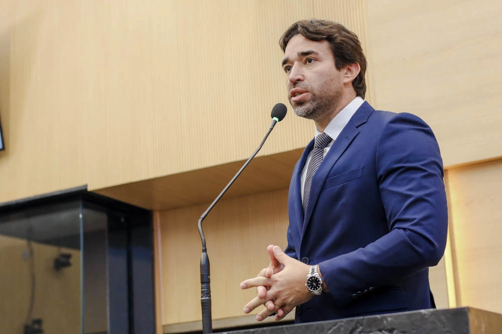 Marden Menezes solicita debate sobre proibição de celulares nas escolas do  Piauí | Conecta Piauí