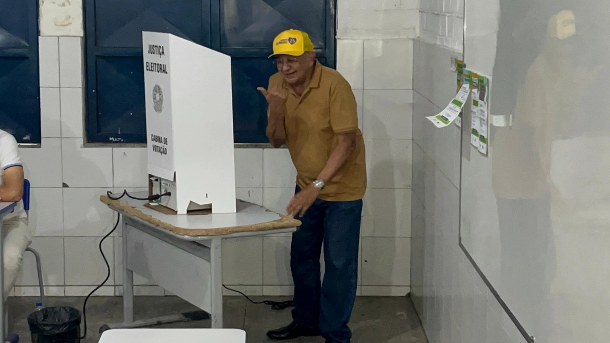 Dr. Pessoa vota na zona Sul de Teresina