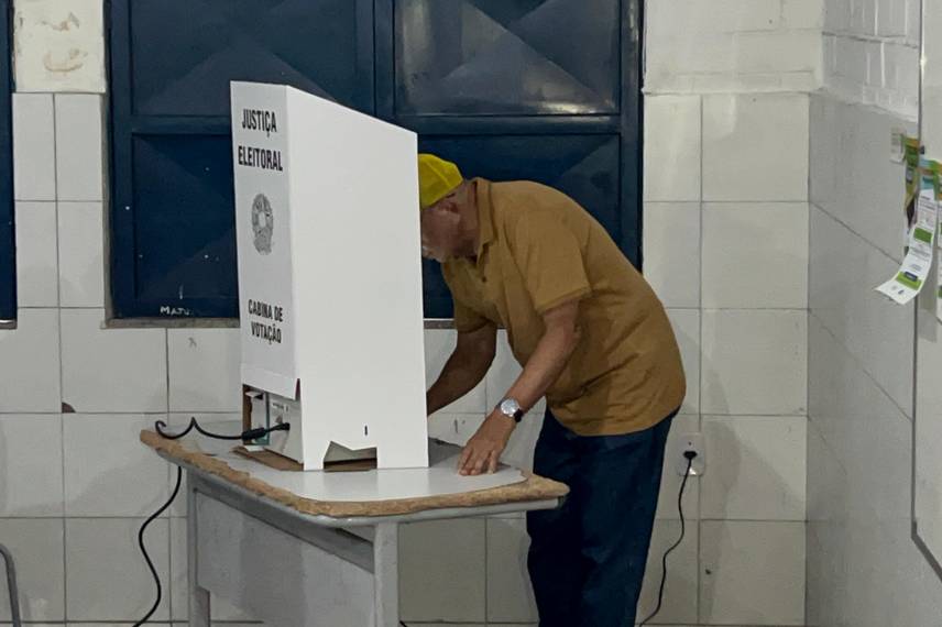 Dr. Pessoa vota na zona Sul de Teresina Dr. Pessoa vota na zona Sul de Teresina