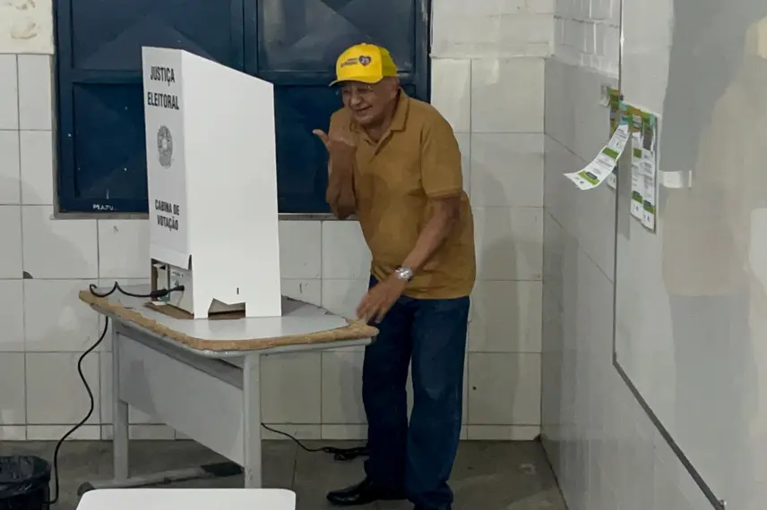 Dr. Pessoa vota na zona Sul de Teresina