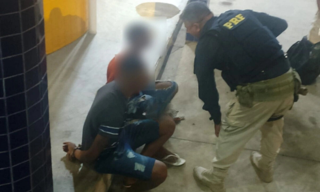 Dupla é presa com arma e droga em ônibus após denúncia de motorista em Teresina