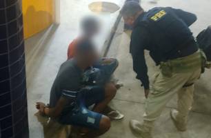 Dupla é presa com arma e droga em ônibus após denúncia de motorista em Teresina (Foto: Reprodução)
