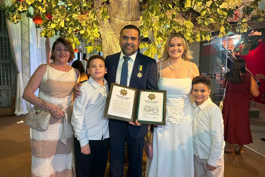 Empresário Thiago Monteiro recebe medalha do governador Rafael Fonteles