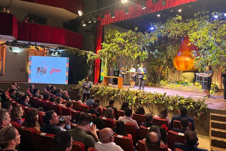 Empresário Thiago Monteiro recebe medalha do governador Rafael Fonteles