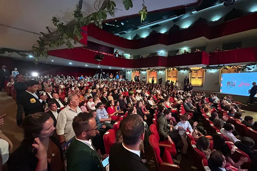 Empresário Thiago Monteiro recebe medalha do governador Rafael Fonteles
