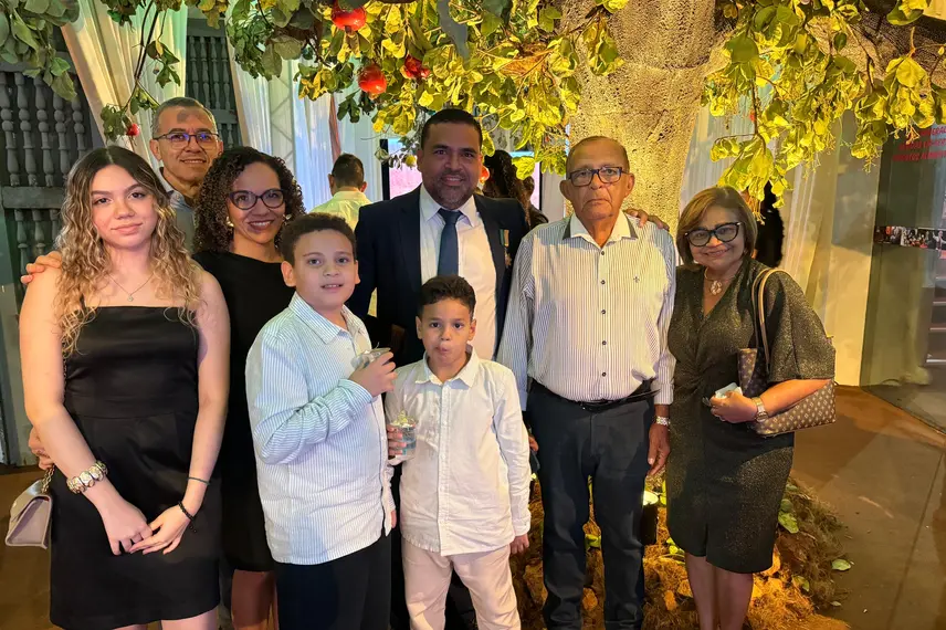 Empresário Thiago Monteiro recebe medalha do governador Rafael Fonteles