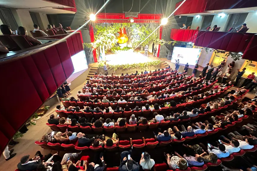 Empresário Thiago Monteiro recebe medalha do governador Rafael Fonteles