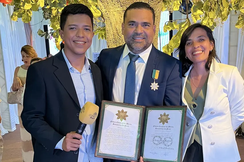 Empresário Thiago Monteiro recebe medalha do governador Rafael Fonteles