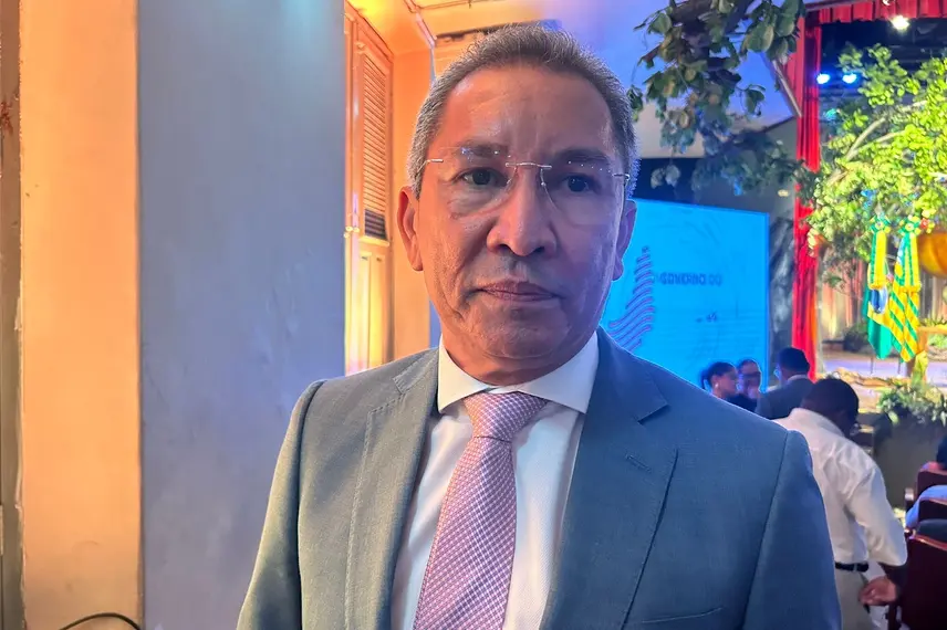 Empresário Thiago Monteiro recebe medalha do governador Rafael Fonteles