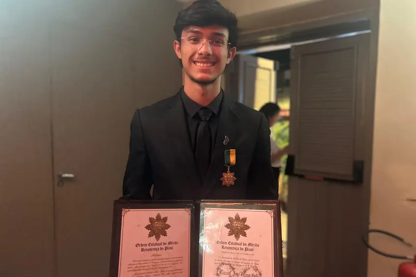 Empresário Thiago Monteiro recebe medalha do governador Rafael Fonteles