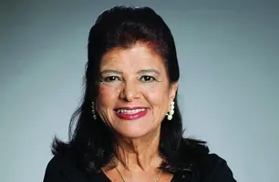 Enzo Samuel entrega título de Cidadã Teresinense à presidente do Magazine Luiza (Foto: Reprodução)