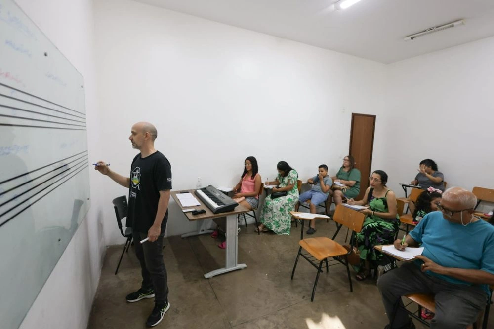 Escola de Música Possidônio Queiroz oferece cursos para 1.500 alunos