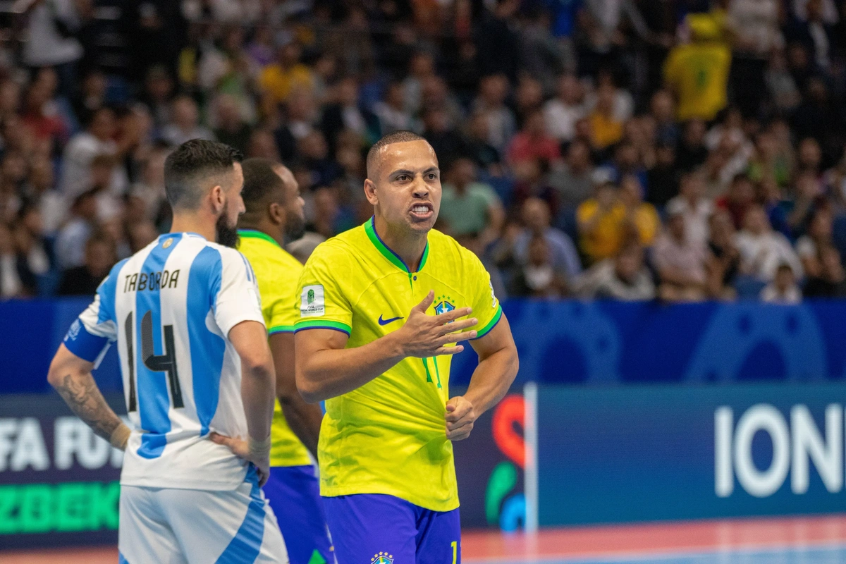 Ferrão marcou o primeiro gol do Brasil na final da Copa do Mundo de Futsal 2024