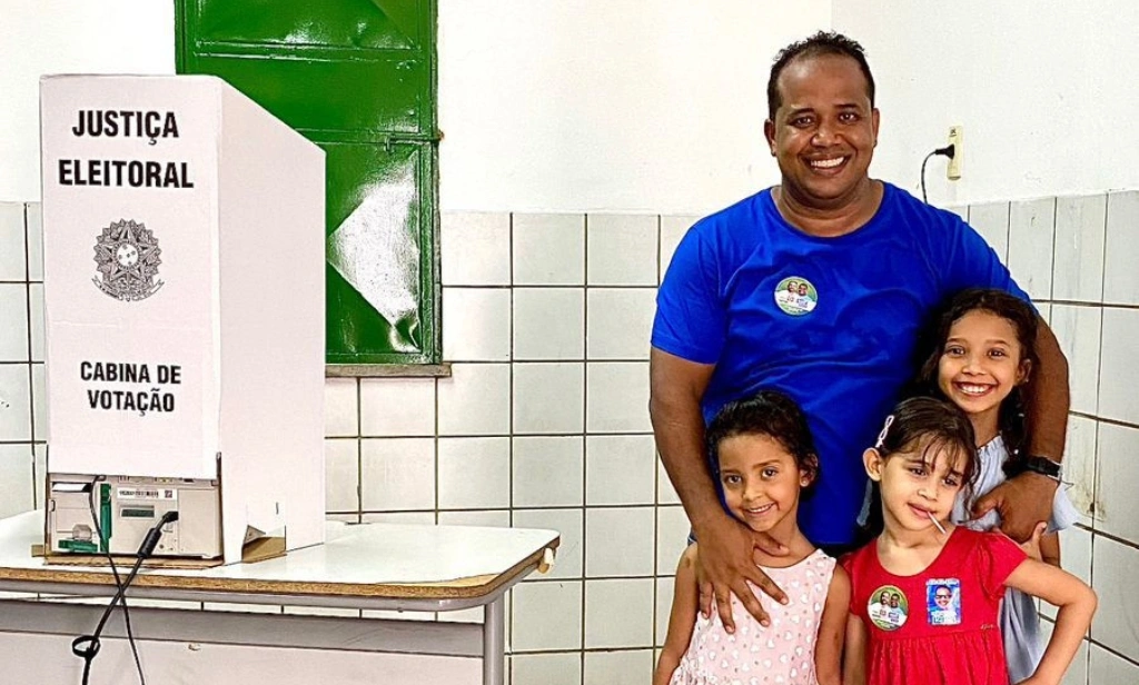 'Festa da democracia', diz Enzo Samuel durante votação na zona Norte de Teresina