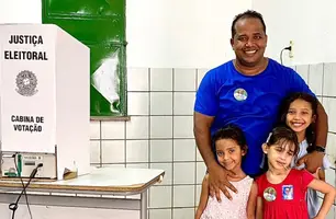 'Festa da democracia', diz Enzo Samuel durante votação na zona Norte de Teresina (Foto: Reprodução)