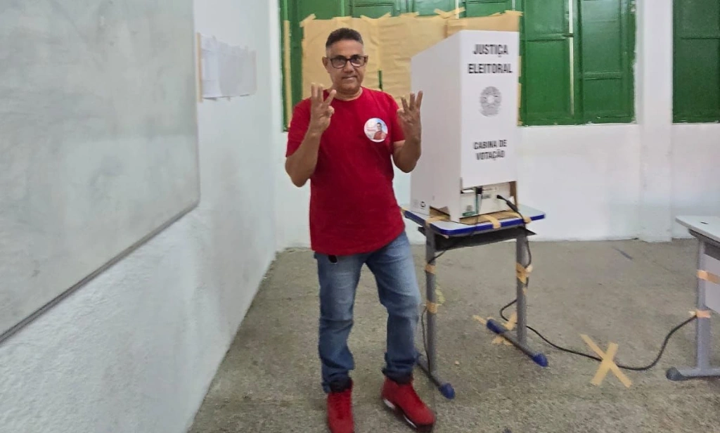 ‘Fizemos uma campanha limpa’, diz Telsírio Alencar em voto na zona Sul de Teresina