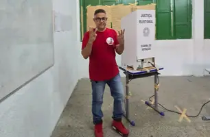 ‘Fizemos uma campanha limpa’, diz Telsírio Alencar em voto na zona Sul de Teresina (Foto: Conecta Piauí)