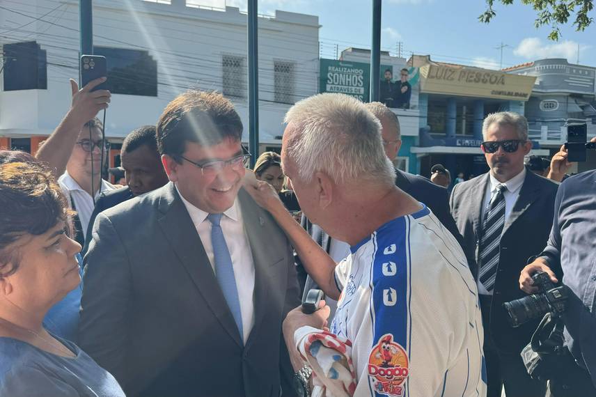 Governador participa de solenidades e inaugura Escola do Mar no litoral do Piauí Governador participa de solenidades e inaugura Escola do Mar no litoral do Piauí