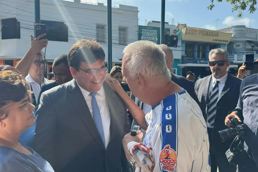 Governador participa de solenidades e inaugura Escola do Mar no litoral do Piauí