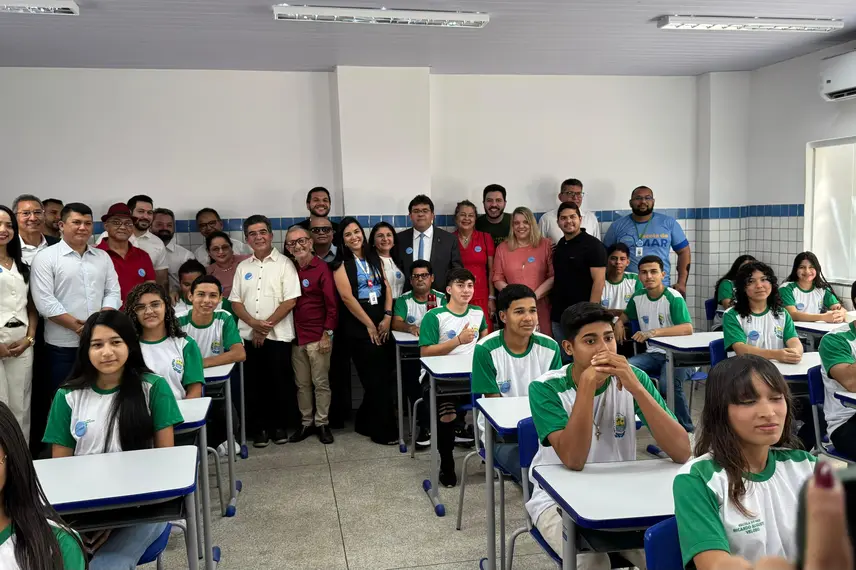 Governador participa de solenidades e inaugura Escola do Mar no litoral do Piauí