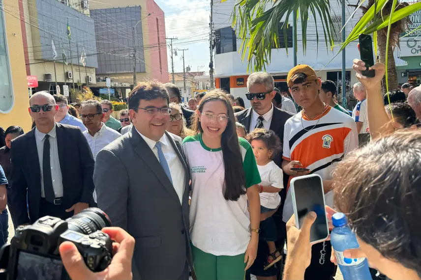 Governador participa de solenidades e inaugura Escola do Mar no litoral do Piauí