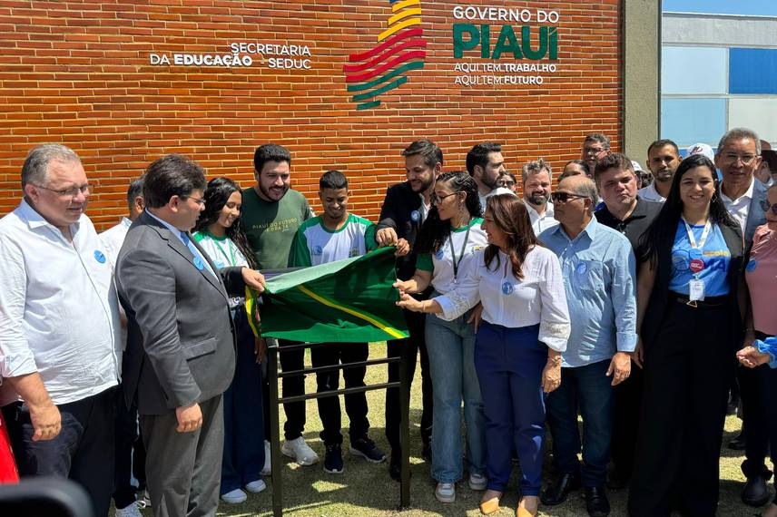 Governador participa de solenidades e inaugura Escola do Mar no litoral do Piauí Governador participa de solenidades e inaugura Escola do Mar no litoral do Piauí