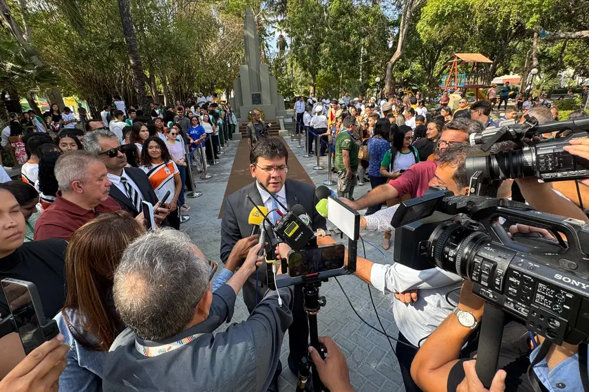 Governador participa de solenidades e inaugura Escola do Mar no litoral do Piauí