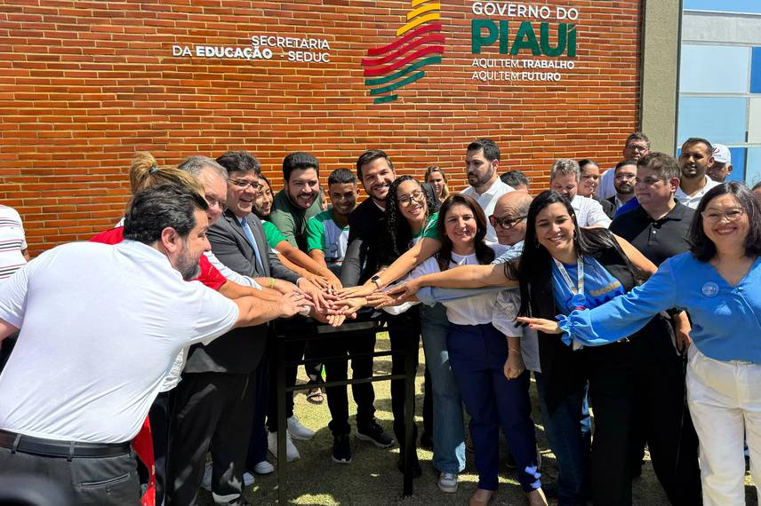 Governador participa de solenidades e inaugura Escola do Mar no litoral do Piauí Governador participa de solenidades e inaugura Escola do Mar no litoral do Piauí