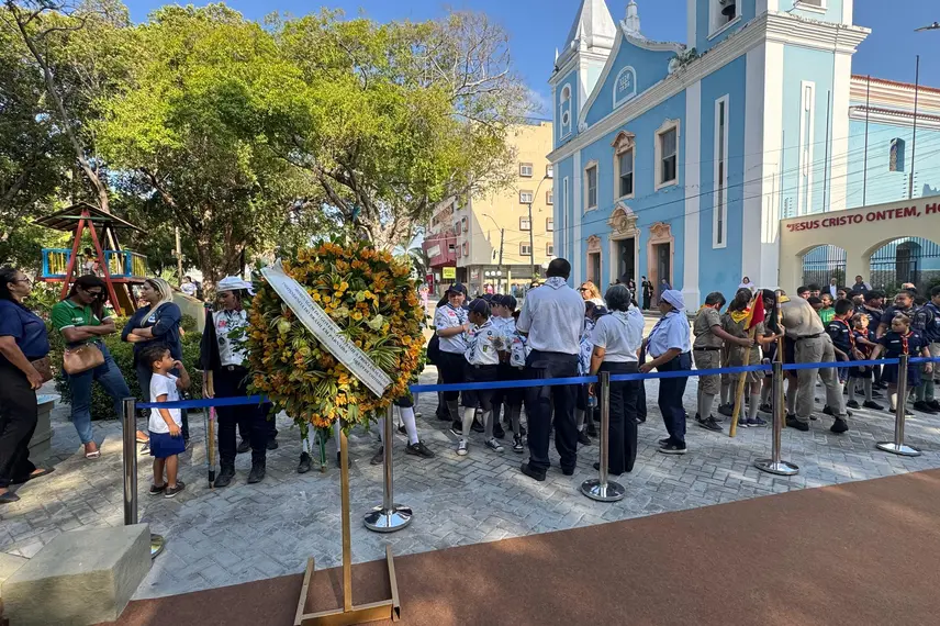 Governador participa de solenidades e inaugura Escola do Mar no litoral do Piauí