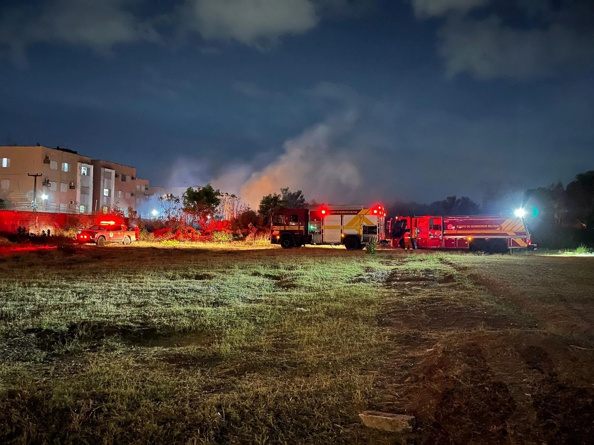 Incêndio ameaça condomínios na zona Sul de Teresina e é controlado pelos Bombeiros