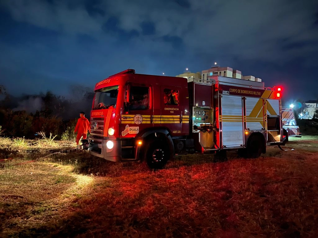 Incêndio ameaça condomínios na zona Sul de Teresina e é controlado pelos Bombeiros