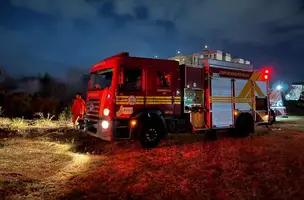 Incêndio ameaça condomínios na zona Sul de Teresina e é controlado pelos Bombeiros (Foto: Reprodução)