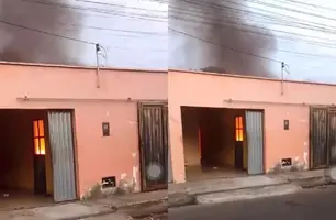 Incêndio de grandes proporções atinge residência na zona Leste de Teresina (Foto: Reprodução)