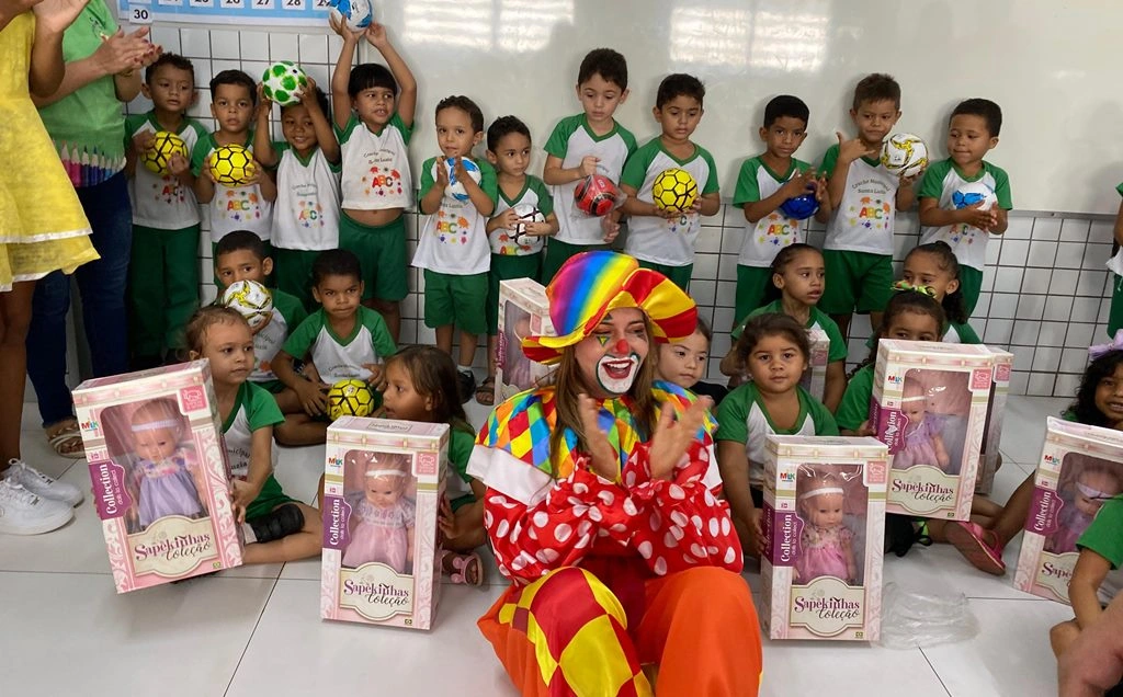 Ivanária Sampaio continua entrega de presentes nas escolas em Esperantina