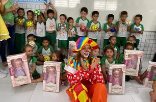 Ivanária Sampaio continua entrega de presentes nas escolas em Esperantina (Foto: Reprodução)