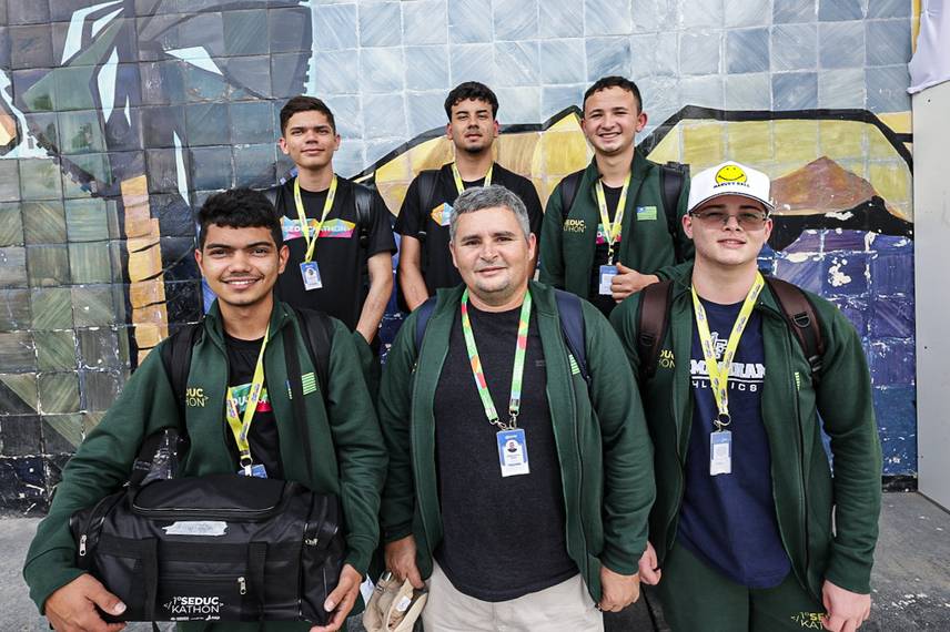 Jovens compartilham experiências transformadoras após um mês de imersão tecnológica Jovens compartilham experiências transformadoras após um mês de imersão tecnológica