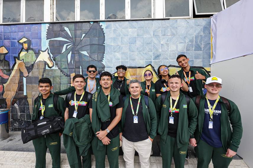 Jovens compartilham experiências transformadoras após um mês de imersão tecnológica Jovens compartilham experiências transformadoras após um mês de imersão tecnológica