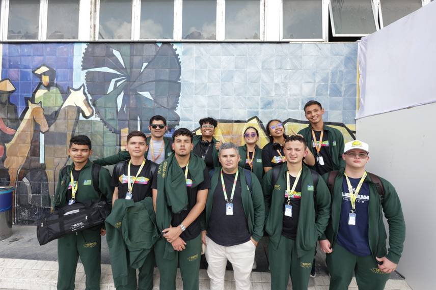 Jovens compartilham experiências transformadoras após um mês de imersão tecnológica Jovens compartilham experiências transformadoras após um mês de imersão tecnológica