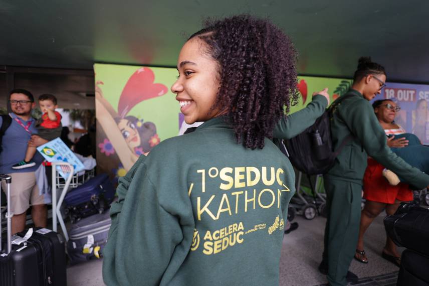 Jovens compartilham experiências transformadoras após um mês de imersão tecnológica Jovens compartilham experiências transformadoras após um mês de imersão tecnológica