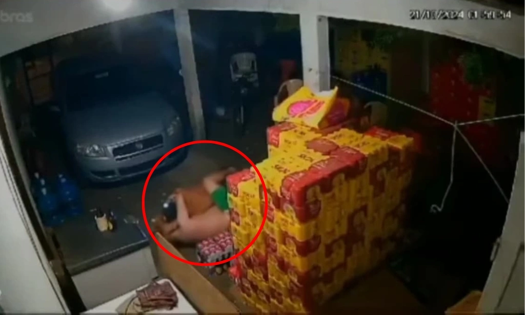 Ladrão tenta roubar fardo de cervejas e acaba apanhando do comerciante no Piauí