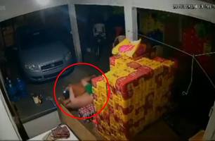 Ladrão tenta roubar fardo de cervejas e acaba apanhando do comerciante no Piauí (Foto: Reprodução)