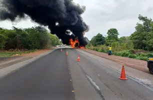 Ônibus da empresa Guanabara pega fogo na BR-343 entre Teresina e Altos (Foto: PRF)
