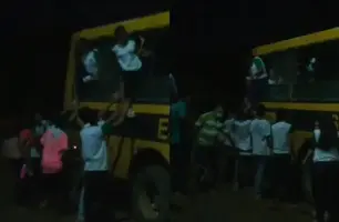 Ônibus quebra e alunos de Monsenhor Gil são obrigados a sair pelas janelas (Foto: Reprodução)