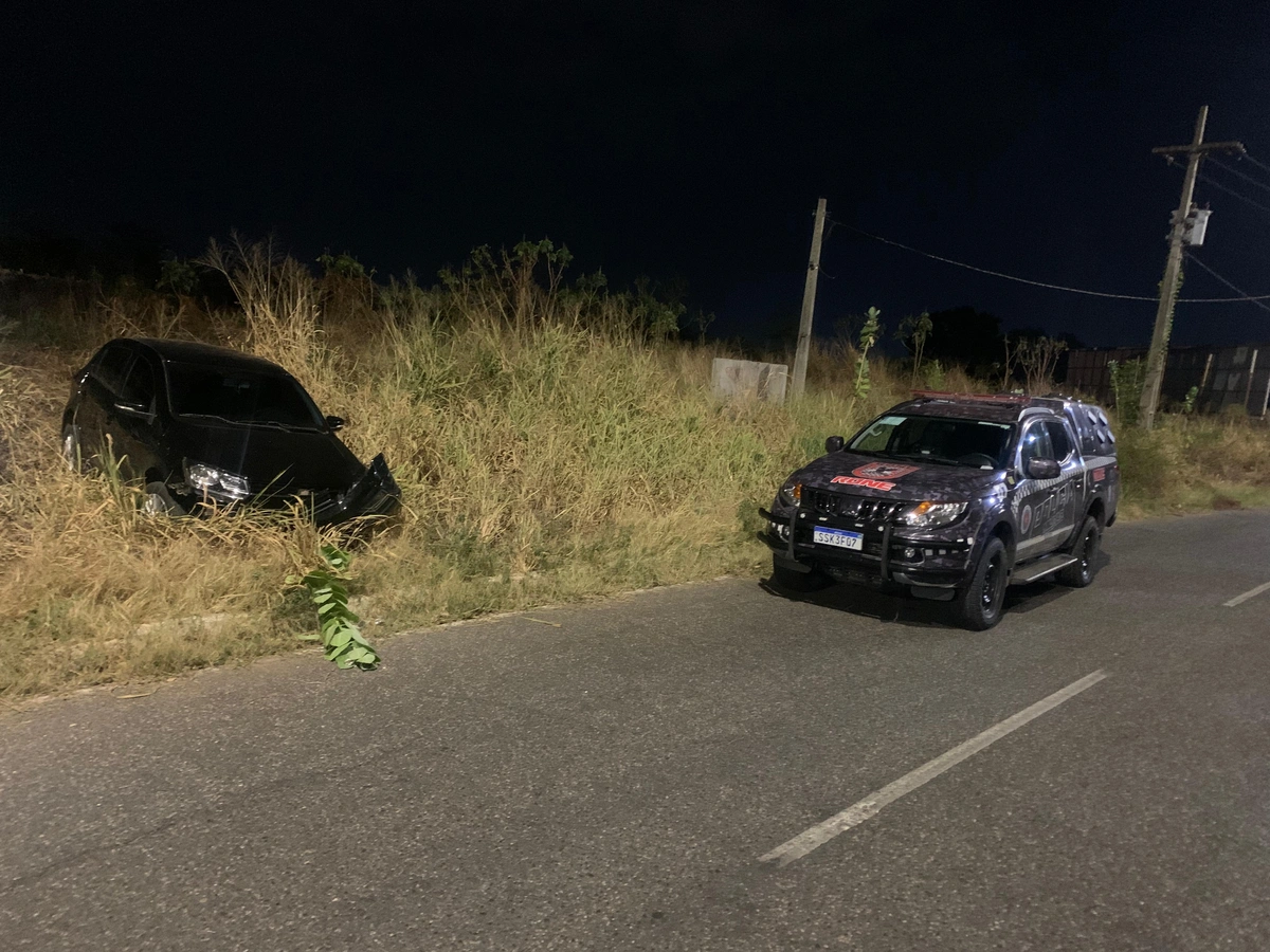 Polícia encontrou carro abandonado pelos criminosos